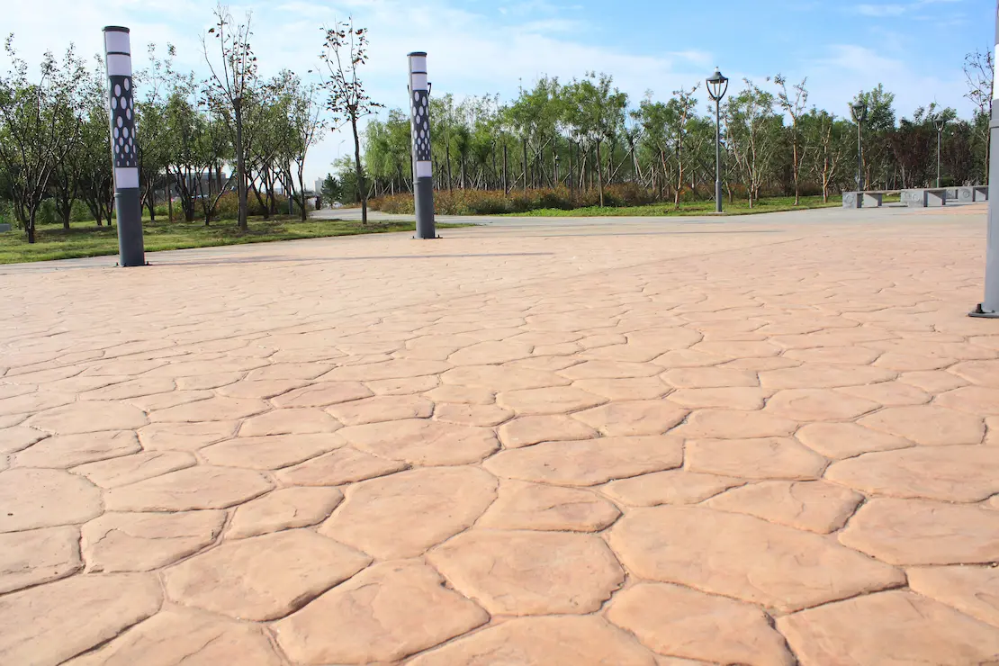 Zona de relax de una institución educativa con piso de concreto estampado situada en Jaén.